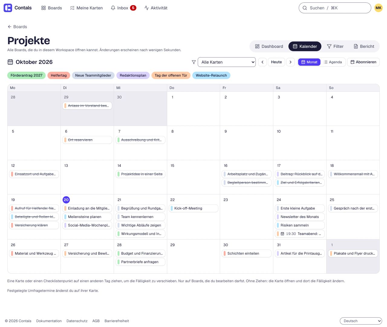 Der Kalender des Workspace für einen Monat: die Fälligkeiten von sechs Projekt-Boards, jede in der Farbe ihres Boards, und der in einer Terminumfrage gewählte Abend.